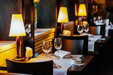 Restaurant mit gemütlicher Beleuchtung